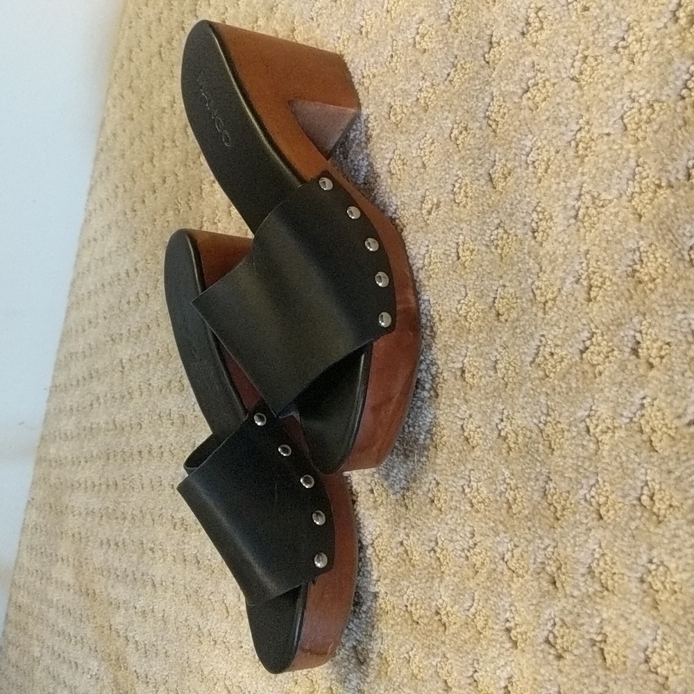 Mango mules with wooden heel and studs
